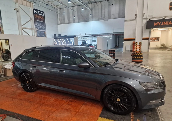 Skoda Superb cena 70900 przebieg: 198445, rok produkcji 2016 z Warszawa małe 781